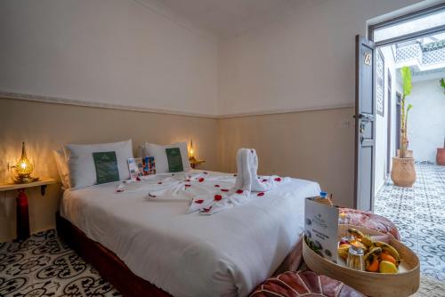 Una cama o camas en una habitación de Riad Rêve De Samir