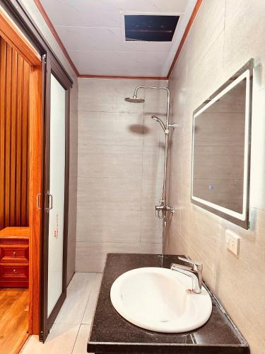 a bathroom with a sink and a mirror at Tam Coc Rocky Bungalow in Ninh Binh