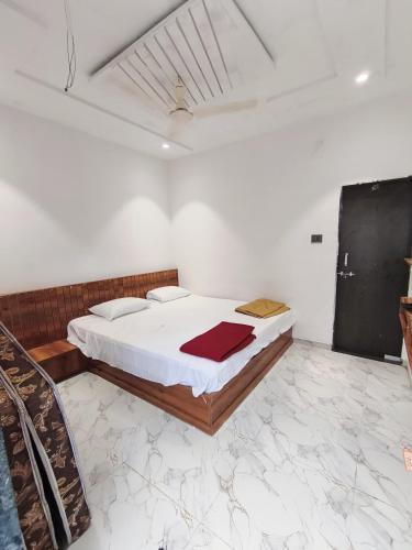 a bedroom with a large bed in a room at Parbramha bhakt nivas in Pandharpur