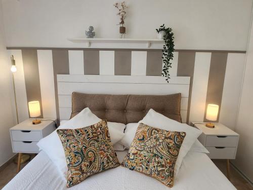 une chambre avec un lit avec deux tables de nuit et deux lampes dans l'établissement Cannes Paradis, à Cannes