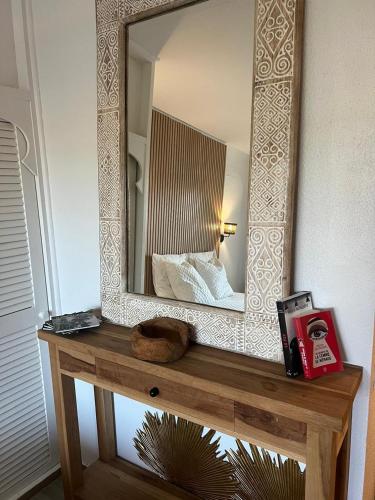 a mirror sitting on top of a wooden table at Ti Kaz Paradise in Le Diamant