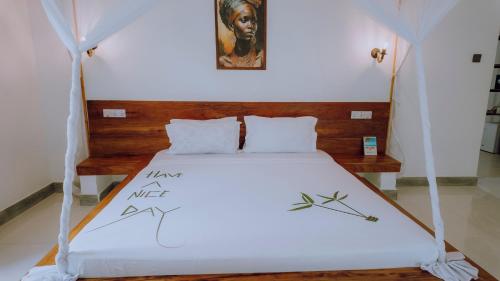 Postel nebo postele na pokoji v ubytování Jambo Resort by Mambo Hotels