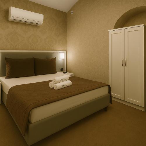 Postel nebo postele na pokoji v ubytování Nizami Center Hotel