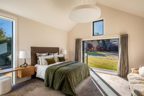 Giường trong phòng chung tại Speargrass Lodge by Sothebys Luxury Rental Homes