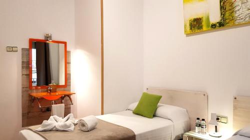 Katil atau katil-katil dalam bilik di Hostal la Palmera