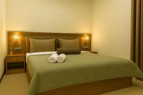 Postel nebo postele na pokoji v ubytování Nizami Center Hotel
