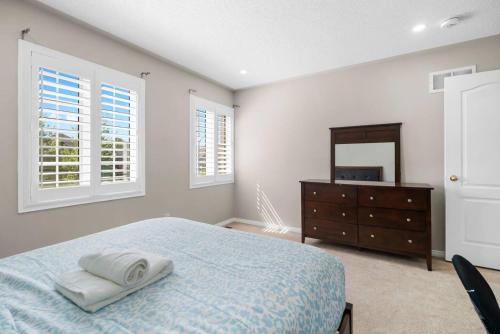 Postel nebo postele na pokoji v ubytování Cozy Family Home Netflix Backyard and Quiet Area