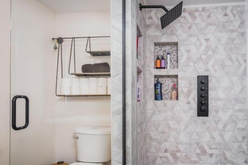 Whimsical Historic Getaway Near Golf Skiing and Wisconsin Southern Lakes في Genoa City: حمام مع كشك دش ومرحاض