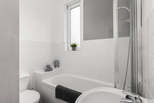 Un baño con bañera, inodoro y lavabo. en Stylish Stay in Inverkeithing., en Fife