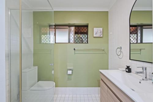 a bathroom with a shower and a toilet and a sink at Nature Escape Acreage Forest Life and Pet Friendly in Boronia Heights