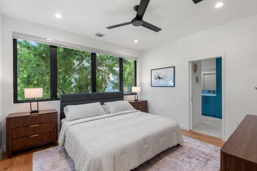 ein Schlafzimmer mit einem großen Bett und einem Deckenventilator in der Unterkunft Modern Luxury in the Heart of Austin 3BR 3BA with Huge Balcony in Austin