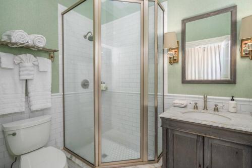 une salle de bain avec une douche, des toilettes et un lavabo dans l'établissement Mirabelle Suite 2, à Savannah