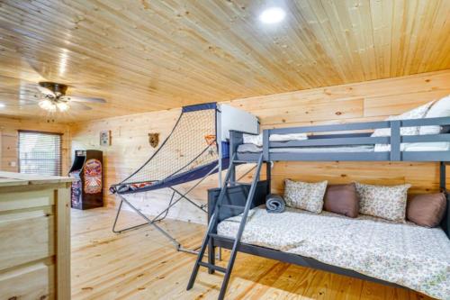 Letto a castello in camera con soffitto di River Escape River Front Cabin a Tellico Plains