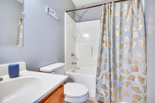 Bilik mandi di Less Than 4 Mi to Dtwn Greensboro Renovated Home with Yard!