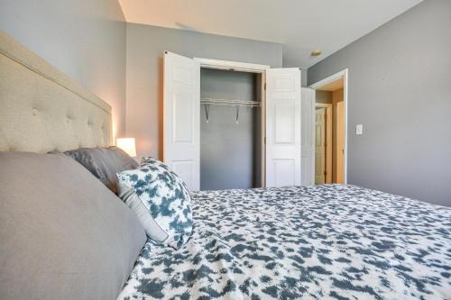 Katil atau katil-katil dalam bilik di Less Than 4 Mi to Dtwn Greensboro Renovated Home with Yard!