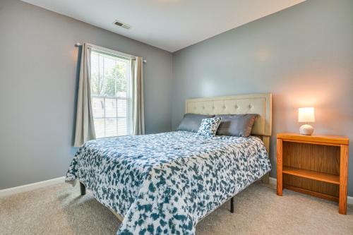 Katil atau katil-katil dalam bilik di Less Than 4 Mi to Dtwn Greensboro Renovated Home with Yard!