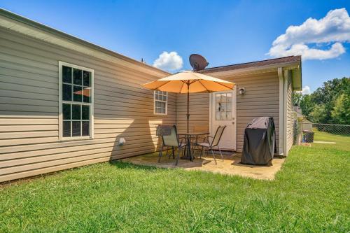 Taman di luar Less Than 4 Mi to Dtwn Greensboro Renovated Home with Yard!