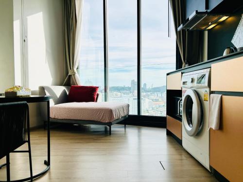 a room with a bed and a washing machine at Edge Central Pattaya By YoYo in Pattaya Central