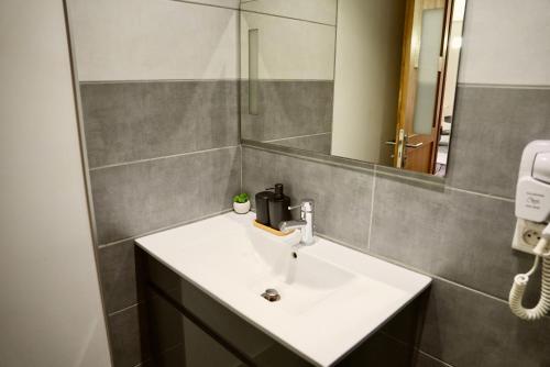 Ένα μπάνιο στο Mas La Farelle Chambre d'hote,Fitness & Salle de jeux Gratuite & SPA en supplément