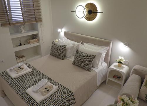 een slaapkamer met een bed met twee handdoeken erop bij Angelique Apartment Corfu Old Town in Corfu