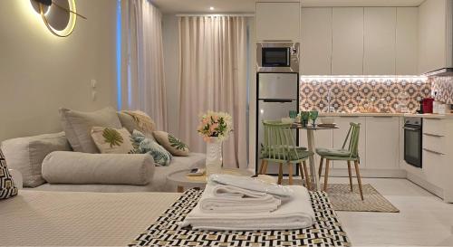een woonkamer met een bank en een keuken bij Angelique Apartment Corfu Old Town in Corfu