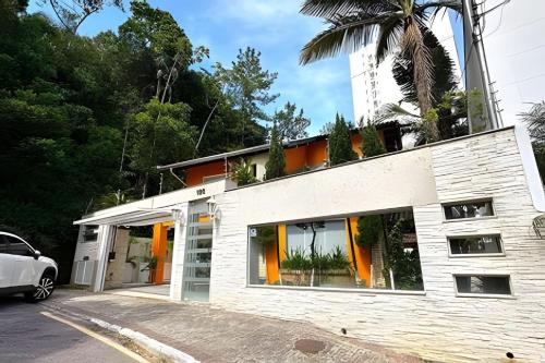 a white building with a car parked in front of it at CURTA! |135| Casa | Piscina | Prox. Roda Gigante in Cabeçudas