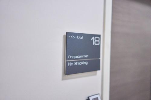 a sign on a door that says no smoking at eXo Boutique Hotel Mannheim - by SuperFly Hotels in Mannheim