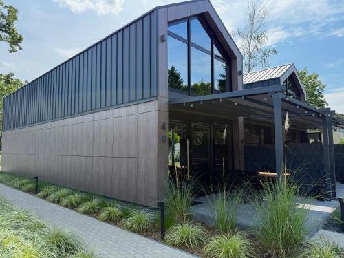 a modern house with a glass facade at Triumph Ferienhäuser & Apartments in Rangsdorf