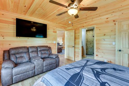 3 Mi to St Lawrence River Spacious Ranch Homeにあるテレビまたはエンターテインメントセンター