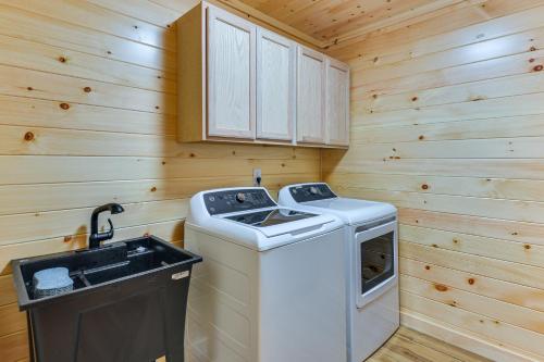 3 Mi to St Lawrence River Spacious Ranch Homeにあるキッチンまたは簡易キッチン