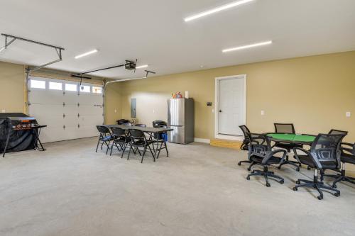 クレイトンにある3 Mi to St Lawrence River Spacious Ranch Homeのテーブルと椅子、冷蔵庫が備わる客室です。
