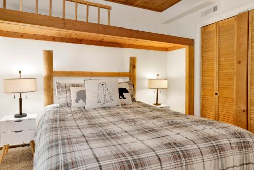 Giường trong phòng chung tại Black oak cabin #1977