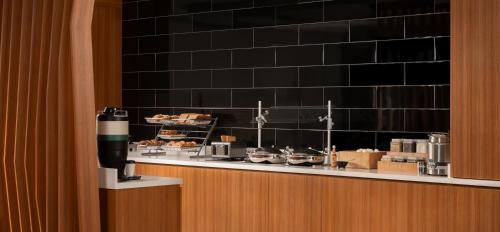 een balie met aasteryasteryasteryasteryasteryasteryasteryasteryasteryasteryasteryasteryasteryasteryasteryasteryasteryasteryastery bij SpringHill Suites by Marriott Houston Brookhollow in Houston