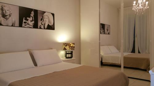 ミザーノ・アドリアーティコにあるCristina' s flatのベッドルーム(ベッド1台、鏡付)