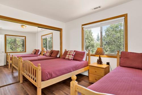 due letti in una stanza con due finestre di I love view #1475 a Big Bear Lake