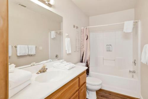 un bagno bianco con vasca, WC e lavandino di I love view #1475 a Big Bear Lake