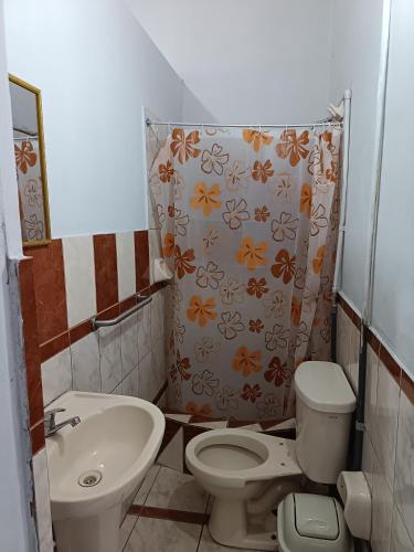Bilik mandi di Capibara Hostel