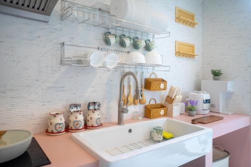 Kuchyň nebo kuchyňský kout v ubytování Poolfront Family House 13 Guests Near Fashion Island