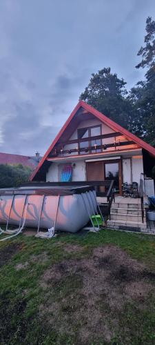 a boat sitting in front of a house at dziupla in Górki Wielkie