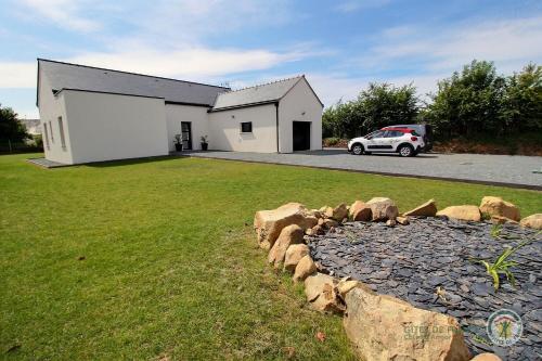 a building with a car parked in front of a yard at Enez terc'h in Plougrescant