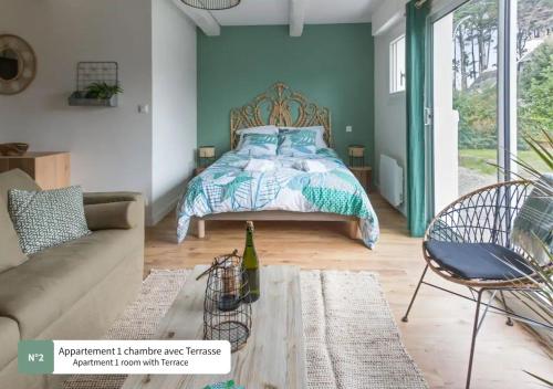 een woonkamer met een bed en een bank bij La Villa du Bois d'Amour in Quiberon