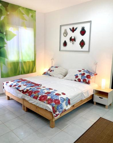 a bedroom with a large bed with flowers on it at GREEN PARADISE LEONA VICARIO in Leona Vicario