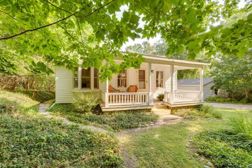 Jardín al aire libre en half Mi to Dtwn Frankfort Fernhaven Home with Yard