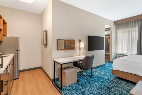 TV a/nebo společenská místnost v ubytování Candlewood Suites Chester - Richmond by IHG