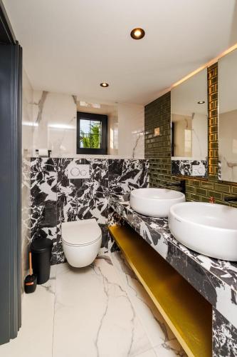 Bilik mandi di Marble Luxury House