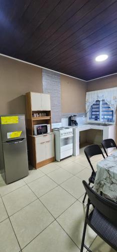 科马亚瓜Casa Villa Universitaria的配有电器、桌椅的厨房