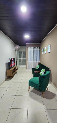 科马亚瓜Casa Villa Universitaria的客厅配有绿色椅子和沙发