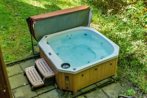 Fotografie z fotogalerie ubytování Private Hike to the New River - Hot Tub, Fire Pit, and Foosball v destinaci West Jefferson