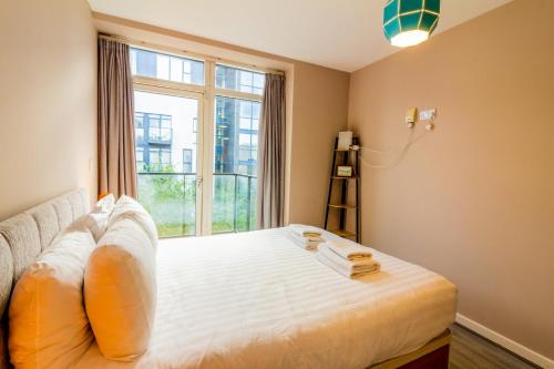 Postel nebo postele na pokoji v ubytování GuestReady - Vibrant Apartment in Dolphins Barn