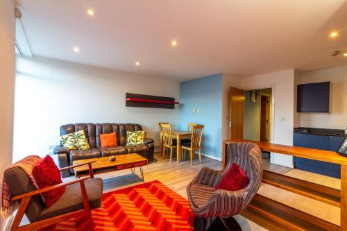 Posezení v ubytování GuestReady - Vibrant Apartment in Dolphins Barn